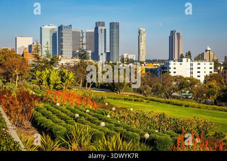 Ampia vista panoramica dei grattacieli del centro di Los Angeles sotto i cieli azzurri della California Foto Stock
