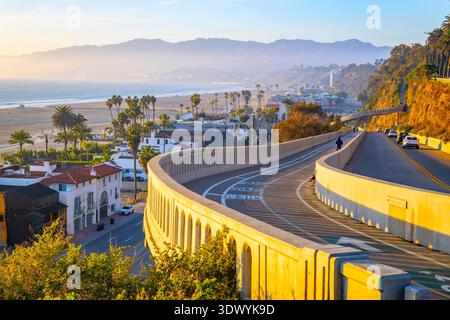 La luce del tramonto bagna la costa di Santa Monica e la Pacific Coast Highway come si vede dal centro di Santa Monica, California Foto Stock