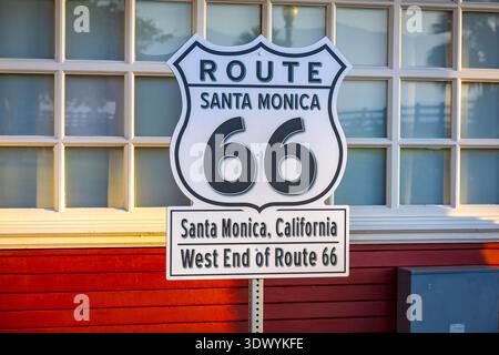 Il famoso cartello End of the Trail della Route 66 segna il capolinea occidentale di Santa Monica, California Foto Stock