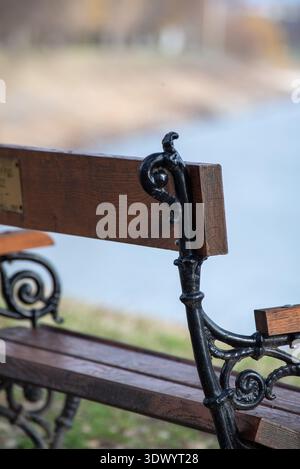 Empty Bench by the Water Peaceful Lakeside Scene Foto Stock
