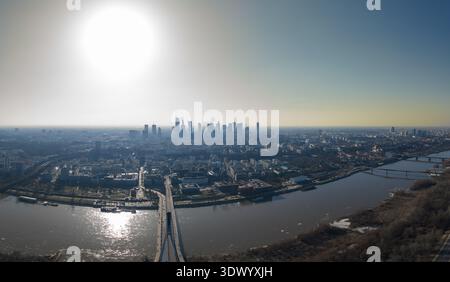 Vista aerea di Varsavia, Polonia, mostra il fiume Vistola e il Ponte Swietokrzyski che conduce al centro della città, con il Palazzo della Cultura e della Scienza e. Foto Stock