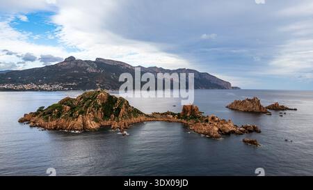 Uno splendido panorama con droni sul piccolo arcipelago granitico conosciuto come Isolotto d'Ogliastra, situato nel Golfo di Arbatax. L'immagine mostra il cha Foto Stock