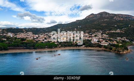 Uno splendido panorama con droni ad alto angolo del villaggio costiero di Santa Maria Navarrese nella regione di Baunei. L'immagine cattura la spiaggia di sabbia della città W Foto Stock