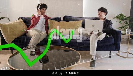 Due uomini in giacca rossa blazer scuro seduti sul divano, cuffie laptop con un grafico verde Foto Stock