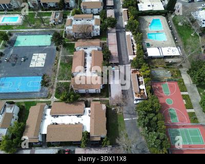 foto drone di terreni agricoli con canali di irrigazione, acqua riflettente, simmetria Foto Stock