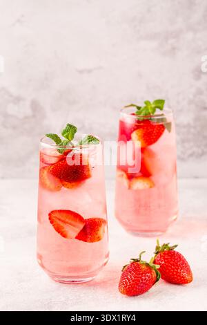 Limonata fresca di fragole ghiacciate con menta, concentrazione selettiva Foto Stock