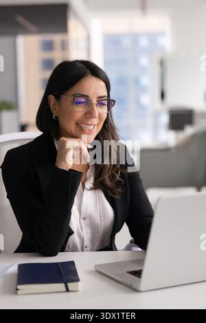 Donna d'affari matura e professionale che lavora su un notebook Foto Stock