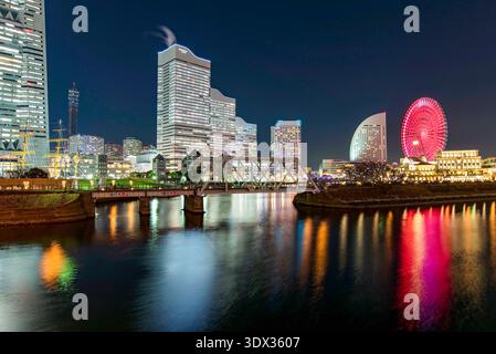 YOKOHAMA - GENNAIO 06: Vista panoramica del quartiere Yokohama Minato Mirai 21 di notte a Yokohama il 7 gennaio. 2017, Giappone Foto Stock