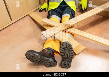 Un lavoratore maschio ha ricevuto aiuto dal suo collega dopo un incidente all'interno della fabbrica industriale Foto Stock