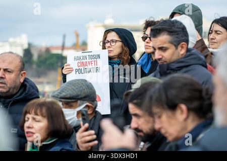 Istanbul, Istanbul, Turchia. 1 marzo 2026. Amici e familiari di Hakan Tosun hanno chiesto giustizia dopo la sua morte dopo un violento assalto il 10 ottobre 2025. Tosun è stato trovato incosciente circa 30 ore dopo la sua scomparsa e in seguito è morto in ospedale.in una dichiarazione pubblica, i suoi amici hanno detto che l'indagine non è riuscita ad esaminare correttamente tutte le prove disponibili, compresi i filmati completi della CCTV e le testimonianze dei testimoni. Crediti: ZUMA Press, Inc./Alamy Live News Foto Stock