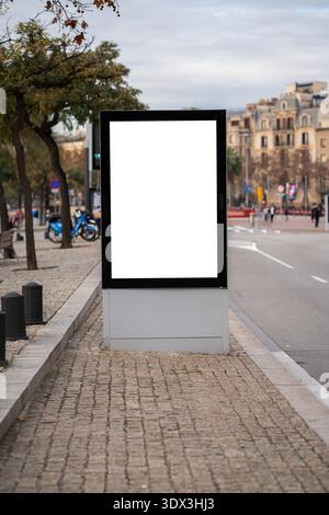 Mockup di tabelloni verticali vuoti che mostra uno spazio bianco pulito Foto Stock