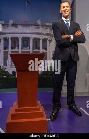Singapore - dicembre 24,2025 : la figura di cera di Barack Obama al Madame Tussauds Singapore rappresenta il 44° presidente degli Stati Uniti Foto Stock