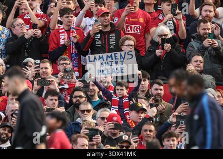 Manchester, Regno Unito. 1 marzo 2026. Un giovane tifoso del Regno Unito regge un barbiere per il portiere del Manchester United Senne Lammens durante la partita di Premier League Manchester United vs Crystal Palace a Old Trafford, Manchester, Regno Unito il 1° marzo 2026 (foto di Mark Cosgrove/News Images) Credit: News Images Ltd/Alamy Live News Foto Stock