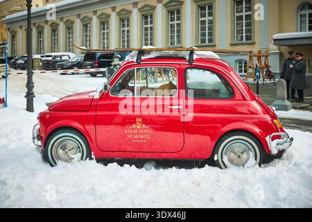 Lussuosa località alpina St. Moritz, nella valle dell'Engadina, il Kulm Hotel Fiat 500 d'epoca è stato decorato per la stagione invernale Foto Stock