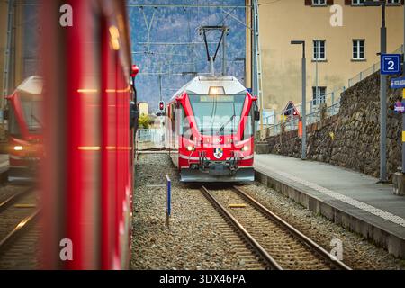Stazione ferroviaria di Campocologno Svizzera Bernina Express percorso turistico Foto Stock