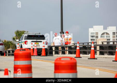 Palm Beach, Stati Uniti. 28 febbraio 2026. PALM BEACH, Flag., 28 febbraio 2026 - il personale di sicurezza e il personale hanno svolto attività mattutine di routine intorno alla tenuta Mar-a-Lago del presidente Donald Trump e alle proprietà vicine il sabato mentre Trump era in città per il fine settimana. La gente ha parlato con un vice dello sceriffo della contea di Palm Beach vicino a Mar-a-Lago. (Christopher G. Beckett/Sipa USA) credito: SIPA USA/Alamy Live News Foto Stock