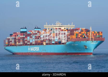 Nave container Maren Maersk sul fiume Elba Foto Stock