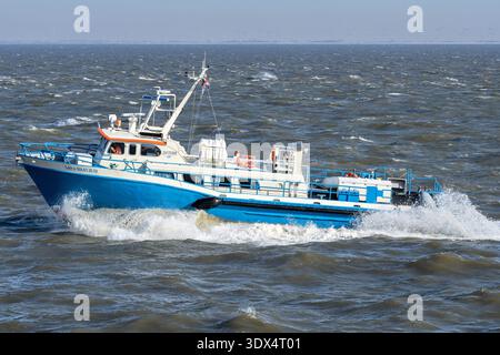 L'equipaggio di Jifmar, Sara Maatje IV, sul fiume Elba Foto Stock