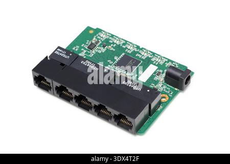 L'interno di uno switch a 5 porte, sotto forma di una scheda a circuito stampato assemblata con microcomponenti e connettori Foto Stock