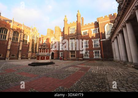 Il sole invernale sul Clock Court di Hampton Court Palace, il palazzo di re Enrico VIII a Richmond, Regno Unito Foto Stock