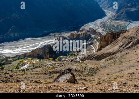 Vista dall'alto del villaggio di Dhankar e del suo monastero arroccato su una scogliera rocciosa, con il fiume Spiti intrecciato che scorre attraverso la valle sottostante. Foto Stock