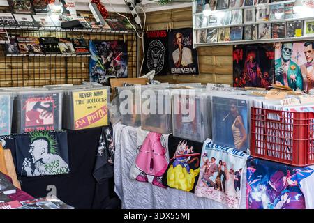 Barcellona, Spagna - 7 dicembre 2025. Vinile Records e poster musicali al Market Stall Foto Stock