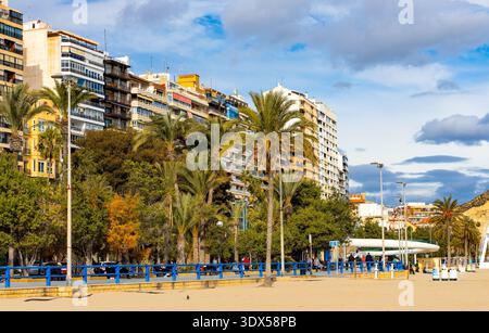 Alicante, Spagna - 20 gennaio 2026: Lungomare metropolitano lungo il viale Passeig de Gomiz presso il porto marittimo mediterraneo e Playa del Postiguet Foto Stock