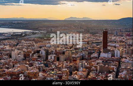 Alicante, Spagna - 20 gennaio 2026: Paesaggio urbano panoramico di Alicante con i quartieri urbani centrali e la catena montuosa della Sierra Fontcalent Foto Stock