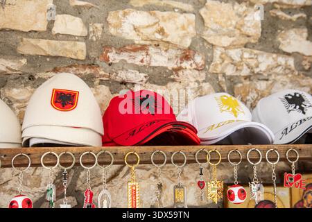 Cappellini da baseball souvenir in vendita al Castello di Berat, Albania Foto Stock