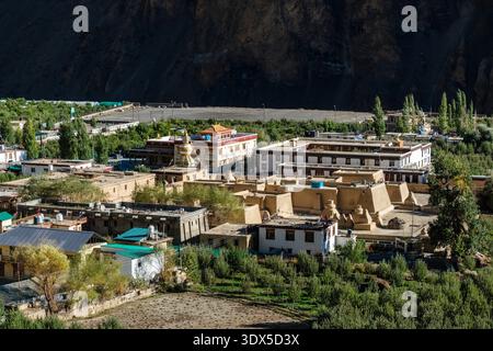 Vista ad alto angolo dello storico monastero di Tabo e degli edifici del villaggio, situati contro le ripide pareti rocciose della valle di Spiti. Foto Stock