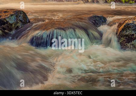 Un affollato torrente di montagna scorre sulle rocce con acqua setosa, lunga esposizione. Riserva naturale Gola di San Venanzio, Raiano, Abruzzo, Italia, Europa. Foto Stock