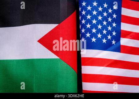 Un primo piano della bandiera nazionale degli Stati Uniti d'America e della Palestina. Un concetto di relazioni palestinesi e americane. Foto Stock