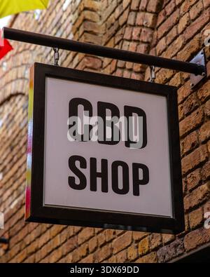 Londra, Regno Unito - 23 febbraio 2026: Primo piano di un negozio che vende prodotti petroliferi CBD a Camden Town, Londra, Regno Unito. Foto Stock