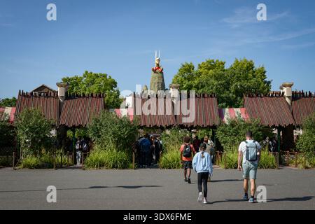 PLAILLY - FRANCIA - LUGLIO 2025: Vista dell'ingresso al famoso parc Astérix in Francia Foto Stock