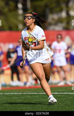 Denver, Colorado, Stati Uniti. 1° marzo 2026. Centrocampista di Denver, Chelsea Cho (27), in azione durante la partita di lacrosse al college tra gli High Point Panthers e i Denver Pioneers al Peter Barton Lacrosse Stadium di Denver, CO.. Crediti: Kevin Langley/Sports South Media/Alamy Live News Foto Stock