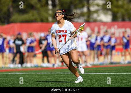 Denver, Colorado, Stati Uniti. 1° marzo 2026. Centrocampista di Denver, Chelsea Cho (27), in azione durante la partita di lacrosse al college tra gli High Point Panthers e i Denver Pioneers al Peter Barton Lacrosse Stadium di Denver, CO.. Crediti: Kevin Langley/Sports South Media/Alamy Live News Foto Stock