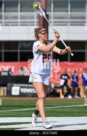 Denver, Colorado, Stati Uniti. 1° marzo 2026. Centrocampista di Denver, Karleigh Mutch (28), in azione durante la partita di lacrosse al college tra gli High Point Panthers e i Denver Pioneers al Peter Barton Lacrosse Stadium di Denver, CO.. Crediti: Kevin Langley/Sports South Media/Alamy Live News Foto Stock