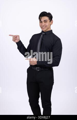Uomo in camicia nera che punta verso il lato Foto Stock