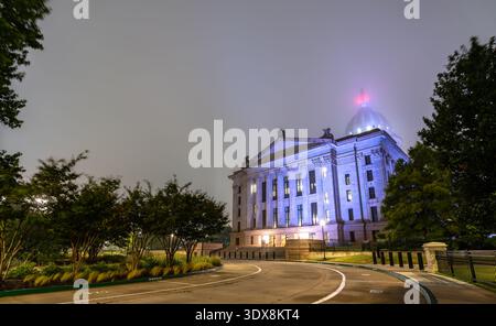 Vista panoramica notturna della facciata classica illuminata e della cupola del Campidoglio dello stato dell'Oklahoma, circondata da fitta nebbia a Oklahoma City. Foto Stock