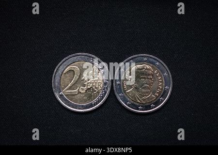 Moneta da 2 euro isolata su sfondo nero unione europea lev bulgaro Bulgaria 2026 Foto Stock