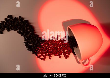 Primo piano dei chicchi di caffè che cadono da una tazza in movimento Foto Stock