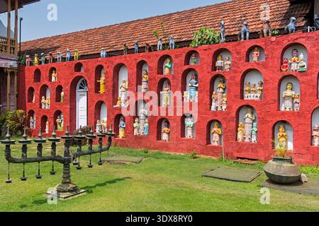 Statue murali Ginger House Museum Hotel Mattancherry Kochi Cochin Kerala India Foto Stock
