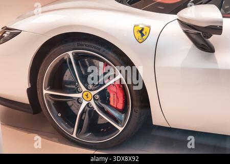 30 novembre 2025, Doha, Qatar: Volante Ferrari per auto sportive con pinza freno rossa, che mostra dettagli tecnici raffinati e sulle prestazioni automobilistiche Foto Stock