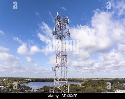 Vista aerea di una torreggiante torre di telefoni cellulari che perfora il vasto cielo blu, una moderna sentinella nel paesaggio urbano di Hollywood, Florida, Stati Uniti Foto Stock