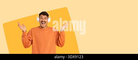 Happy Man con cuffie sorridente e gestuale in un layout collage con uno sfondo semplice Foto Stock