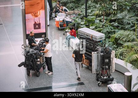 2 dicembre 2025, Doha, Qatar: La troupe cinematografica sta lavorando a una produzione, preparando macchina fotografica e attrezzatura all'aeroporto di Hamad Foto Stock