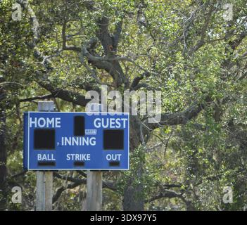 Il baseball fuori campo lato scheda punteggio, in Largo, Florida Foto Stock
