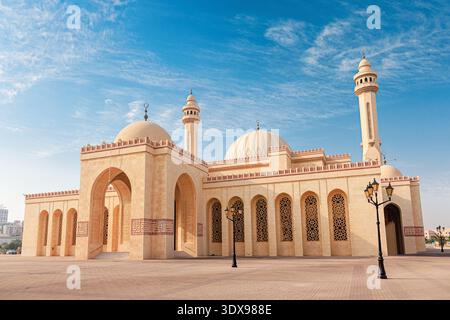 3 dicembre 2025, Bahrain, Manama: Grande Moschea al Fateh che domina la piazza pubblica aperta con design islamico Foto Stock