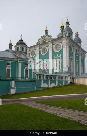 SMOLENSK, RUSSIA - 12 LUGLIO 2024: Vista sull'antica cattedrale dell'assunzione. Smolensk, Russia Foto Stock
