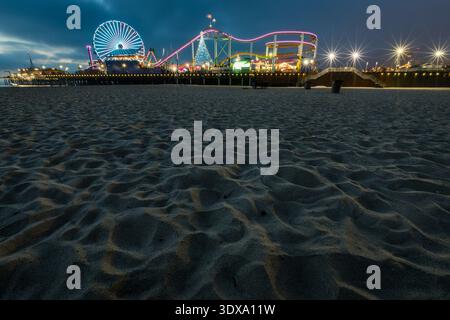 Molo di Santa Monica visto dalla spiaggia di notte Foto Stock